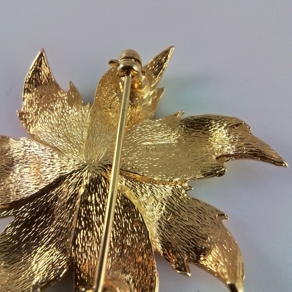 Vintage Dorlan Signed And Numbered Gold Plated Poinsettia Floral Brooch - Picture 4 of 5